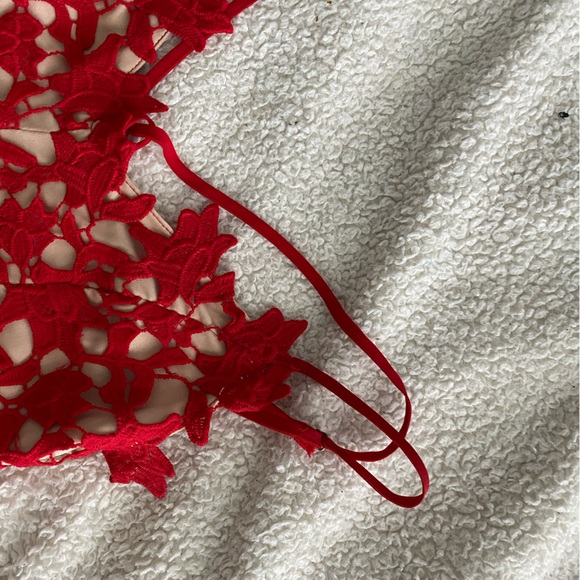 AMAZING nude dress with red embroidered designs perfect for any night out. - Picture 7 of 8